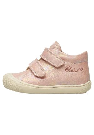 Roze peuterschoen met twee klittenbandsluitingen en een beige rubberen zool, met een geborduurd merklogo aan de zijkant.