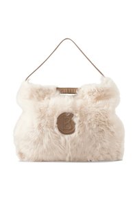 Handtasche aus Kunstpelz in hellbeige mit kuscheliger Textur. Mit einem runden, braunen Logo-Patch und einem einfachen Lederschulterriemen.