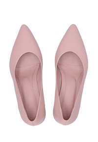 Růžové kožené lodičky s špičatou špičkou, které mají elegantní hladký povrch a výřezový design na bocích s minimálním šitím a světlou podrážkou.