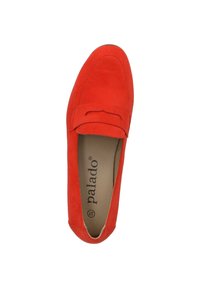 Scarpa piatta in suede rosso con punta arrotondata, caratterizzata da un'accattivante decorazione a fiocco sulla tomaia e una soletta imbottita.