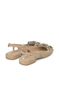 Scarpe slingback in suede beige con tacco a blocco, caratterizzate da un'ornamentazione decorativa di gioielli sulla parte anteriore e da un cinturino alla caviglia regolabile.