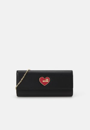 Sort rektangulær clutch med guldkæde, med et rødt hjerte-logo og teksten "LOVE MOSCHINO" i guldbogstaver på frontklappen.