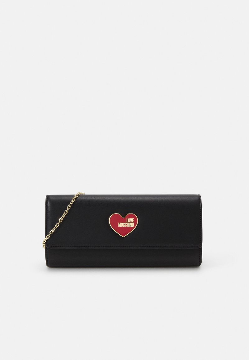 Pochette rectangulaire noire avec bandoulière chaîne dorée, ornée d'un logo cœur rouge avec « LOVE MOSCHINO » en lettres dorées sur le rabat avant.