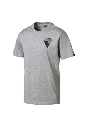 T-shirt en coton gris avec un petit logo géométrique noir sur la poitrine. Manches courtes et col rond avec une texture douce.
