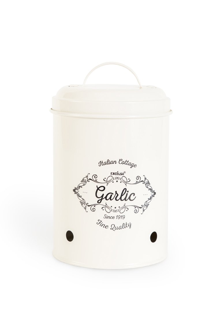 Witte metalen knoflookopslagcontainer met een handvat, zwarte decoratieve tekst en accenten, en ventilatiegaten aan de onderkant.