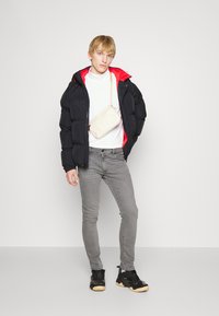 Wrangler LARSTON - Calças de ganga justas - revelation