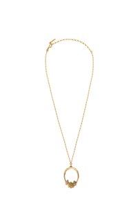 Collier en ton or avec une chaîne et un pendentif circulaire. Le pendentif présente des perles colorées disposées en motif superposé autour du cercle.