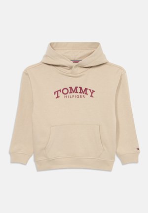 Bézs babapulóver "TOMMY HILFIGER" piros felirattal, elöl kenguruzsebbel, bordázott mandzsettákkal és kis zászló logóval a bal ujján.