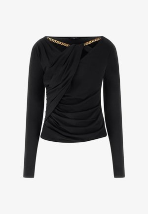 Haut noir à manches longues avec plis asymétriques drapés et un détail de chaîne dorée le long du large décolleté.