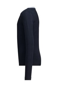 Camicia a maniche lunghe di colore blu navy realizzata in tessuto morbido. Presenta un colletto a girocollo con un contrasto sul colletto. Design semplice con silhouette aderente.