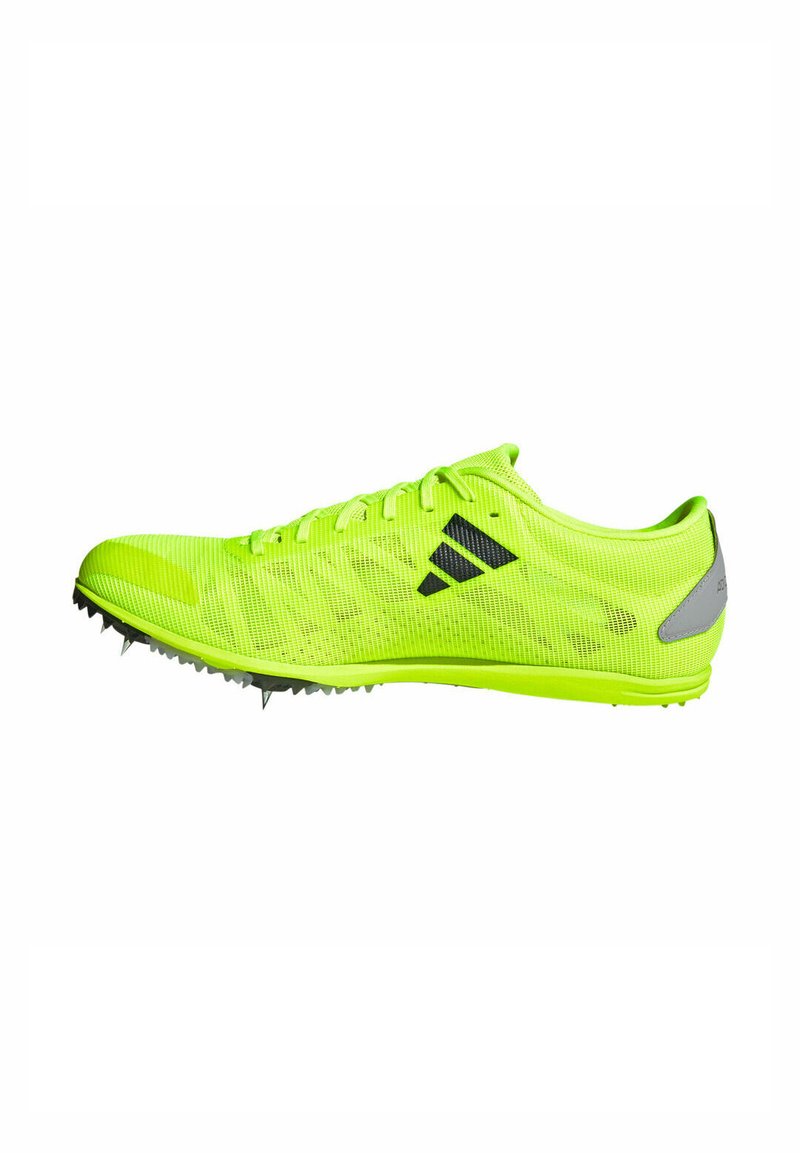 Scarpe da corsa neon gialle con tomaia in mesh, dettagli neri e tacchetti sulla suola per una migliore trazione. Design leggero che migliora le prestazioni.