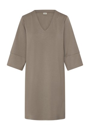 Taupe sukienka do kolan z dekoltem w serek i szerokimi rękawami do połowy łokcia, prezentowana na białym tle.