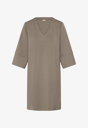 Taupefarbenes knielanges Kleid mit V-Ausschnitt und dreiviertellangen, weiten Ärmeln, auf weißem Hintergrund präsentiert.