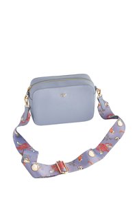 Borsa a tracolla rettangolare in ecopelle azzurro chiaro con zip dorata, dotata di una tracolla in tessuto decorata con motivi floreali e conchiglie.