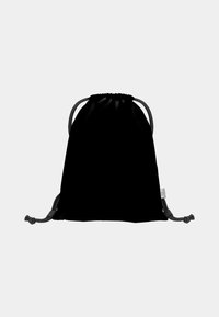 Borsa a sacco nera con cordoncino realizzata in tessuto leggero. Presenta una forma arrotondata, doppio cordoncino per la chiusura e un design minimale senza motivi o dettagli.