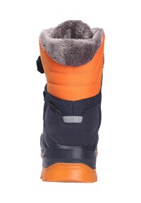 Stivale con tomaia blu navy, sezione centrale arancione e fodera in pelliccia grigia. Presenta una suola con texture e una chiusura con cinturino per una vestibilità sicura.