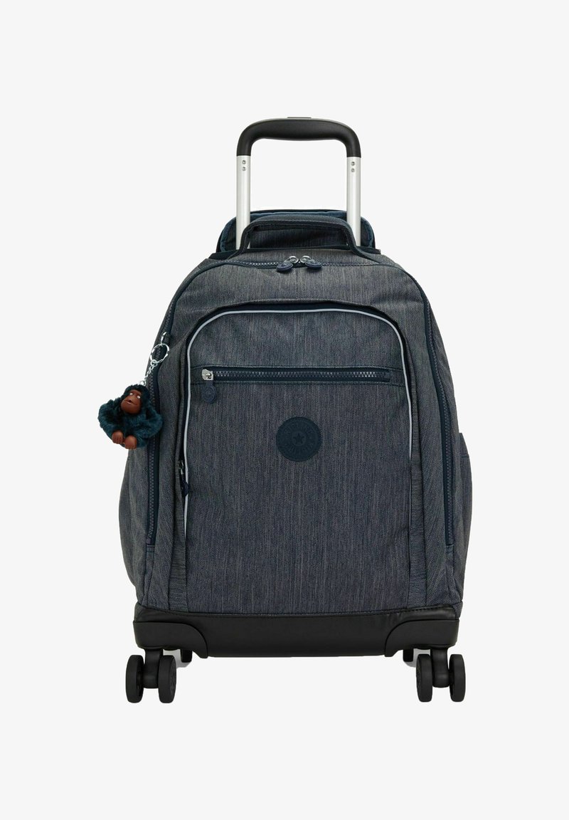 Roller-Rucksack aus dunkelgrauem Stoff mit hellgrauen Akzenten; ausgestattet mit einer Fronttasche und einem befestigten Affen-Schlüsselanhänger; verfügt über Räder und einen ausziehbaren Griff.