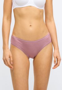 Culotte bikini en coton rose avec une bordure en dentelle le long de la ceinture. Texture lisse, coupe taille basse, adaptée au port quotidien.