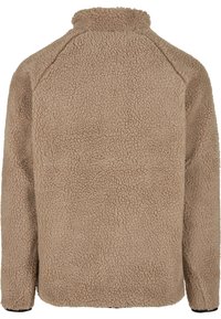 Karmiinvürts fleece-pullover kõrge kaelusega ja pikkade varrukatega. Omab tekstureeritud, pehmet pinda ja lõdvestatud lõiget. Ilma nähtavate konksudeta.