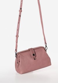 Borsa a tracolla in pelle rosa con forma strutturata, chiusura a scatto e tracolla regolabile. Presenta dettagli in metallo nero e cuciture in evidenza.