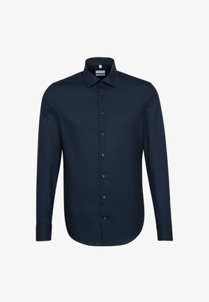 Camicia a maniche lunghe blu navy con colletto a punta, tessuto uniforme, bottoni frontali e vestibilità sartoriale, caratterizzata da un orlo curvo per uno stile moderno.