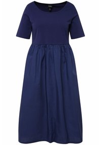 Marinblå klänning med rund halsringning, korta ärmar och draperad midja. Tillverkad av mjukt bomullsblandningsmaterial, med en flödande kjol.