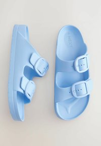 Hellblaue Sandalen, gestaltet mit zwei verstellbaren Schnallen, aus glattem Kunststoffmaterial gefertigt, mit einer strukturierten Sohle für Grip und Komfort.