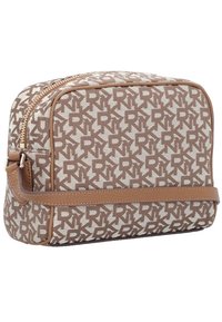 Brun og beige kosmetikpose med monogrammønster, lynlåslukning og aftagelig rem; fremstillet af lærred med en glat tekstur.