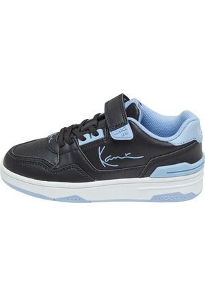 Svart läder sneakers med ljusblå detaljer, strukturerad sula, snörning och kardborreband, med en signatur på sidan och vadderad krage.