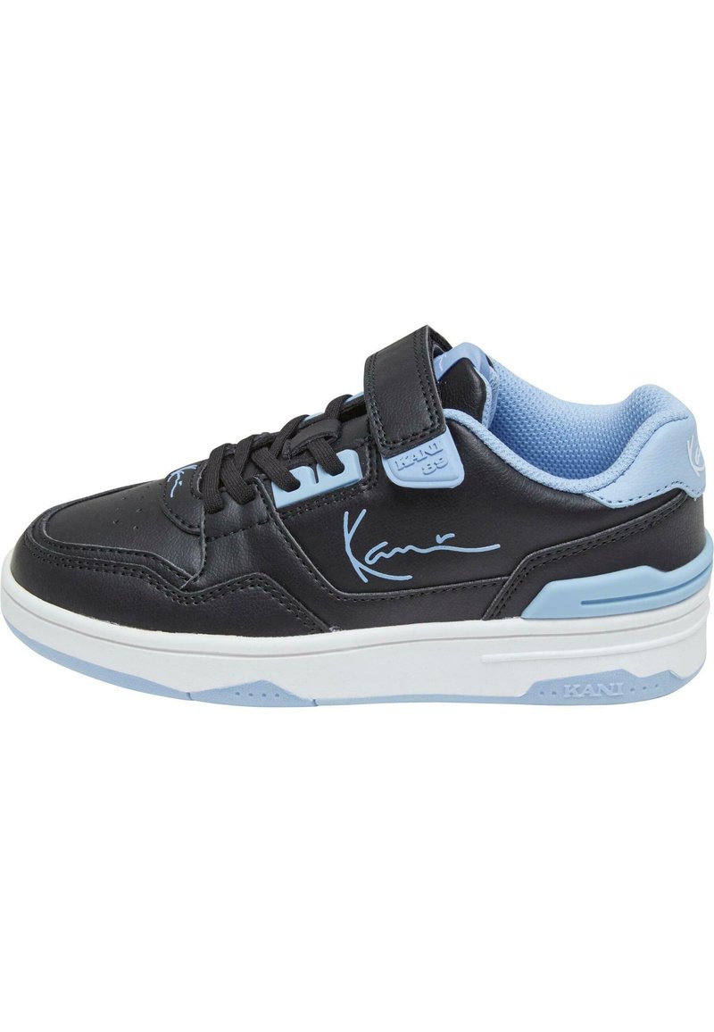 Fekete bőr sneaker világoskék akcentusokkal, texturált talppal, fűzővel és tépőzárral záródik, az oldalán jellegzetes aláírással és párnázott bokarésszel rendelkezik.