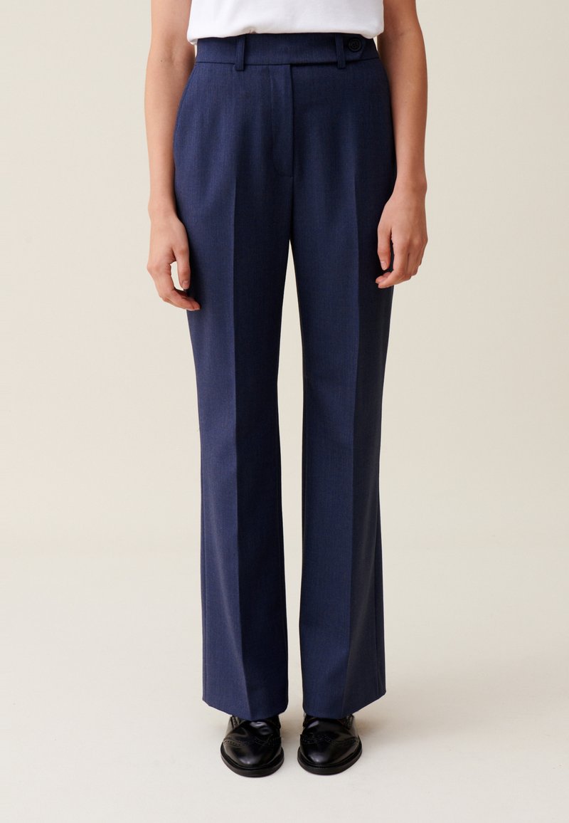 Marineblaue High-Waist-Hosen aus glattem Stoff, mit geradem Beindesign, Gürtelschlaufen und Knopfverschluss.