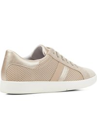 Beige Sneaker mit perforiertem Design, akzentuiert mit glattem Leder, kontrastierendem beige Streifen und weißer Gummisohle. Lässige, niedrigprofilierte Silhouette.