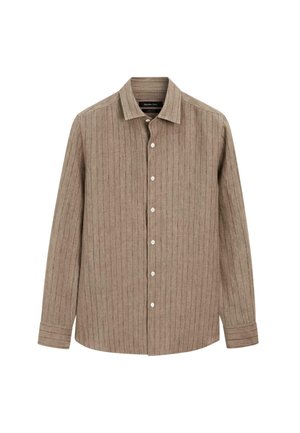 Braunes langärmeliges Hemd mit dünnen vertikalen Streifen und klassischem Kragen, auf weißem Hintergrund präsentiert.