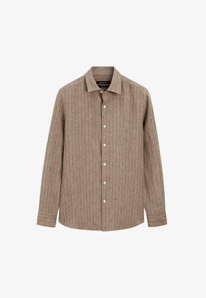 Braunes langärmeliges Hemd mit dünnen vertikalen Streifen und klassischem Kragen, auf weißem Hintergrund präsentiert.