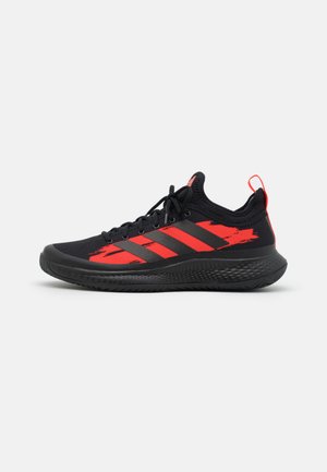 DEFIANT GENERATION TENNIS BOUNCE - Multicourt tennis shoes - core black/solar red