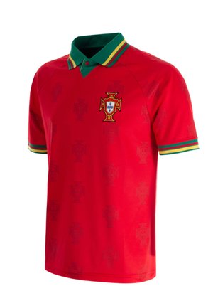 Rood voetbalshirt met korte mouwen, groene kraag en mouwranden, met een gele en groene streep en een Portugees nationaal embleem op de borst.