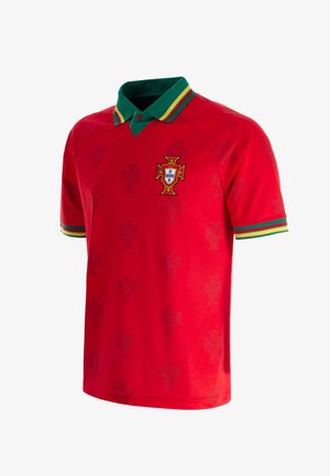 Maglia da calcio rossa a maniche corte con colletto verde e bordi delle maniche verdi, con una striscia giallo-verde e un emblema nazionale portoghese sul petto.
