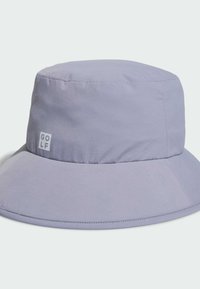 Jasnofioletowy kapelusz typu bucket wykonany z miękkiego materiału. Posiada szeroki rondo oraz małą naszywkę z logo z napisem "GOLF" z przodu.