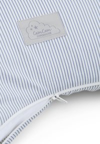 Capa de almofada riscada em algodão azul claro e branco com fecho de zíper e uma etiqueta de tecido cinza com um design de nuvem e marca.