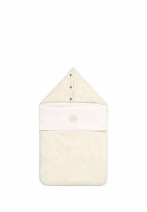 Baby-slaapzak in crèmekleur met capuchon, subtiel bloemmotief, drie knopen op de capuchon en een geborduurd decoratief embleem op de borst.