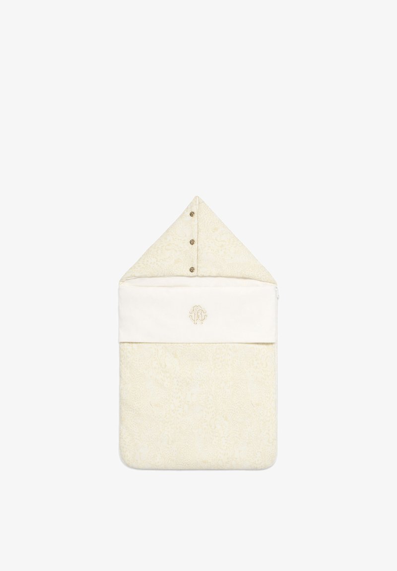 Gigoteuse pour bébé de couleur crème avec capuche, motif floral subtil, trois boutons sur la capuche et un emblème décoratif brodé sur la poitrine.