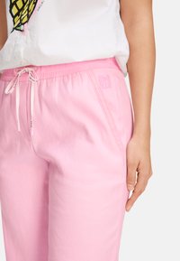 Marc Cain WASHINGTON - Trousers - fresh pink