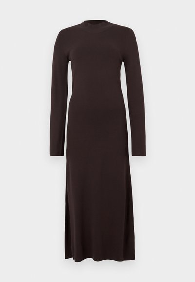 Vestido de punto marrón, de manga larga y con un cuello alto y aberturas laterales. Textura suave y silueta ajustada. Diseño simple y minimalista.