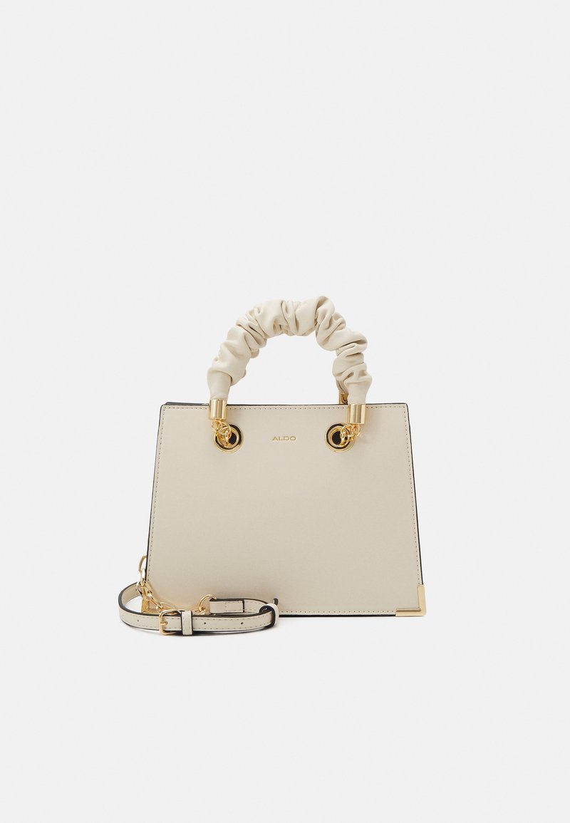 Beżowa strukturalna torebka z marszczonym uchwytem górnym, złotymi akcentami, odpinanym paskiem i gładkim wykończeniem. Wyeksponowane logo marki.