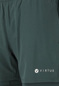VIRTUS Korte sportsbukser - dusty forest