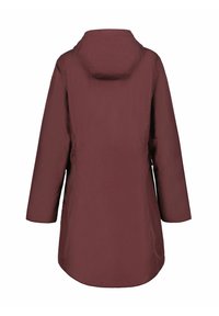 Chaqueta impermeable de color burdeos con capucha, mangas largas y corte recto. Presenta un diseño minimalista y una textura suave. Se muestra la vista trasera.