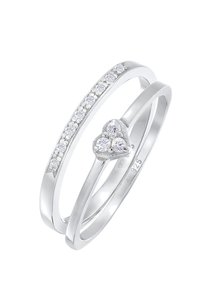 To stacking ringe i poleret sølv, den ene har et hjerte design med tre stene, mens den anden er udsmykket med små runde krystaller langs båndet.