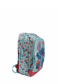 Sac à dos bleu clair avec un imprimé floral et arc-en-ciel, doté d'un design de personnage de dessin animé sur un côté et d'accents rouges à la base et aux zips.