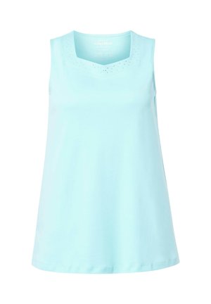 Jasnoniebieski top bez rękawów z kwadratowym dekoltem, ozdobiony małymi dekoracyjnymi wzorami wycięć wzdłuż kołnierza.