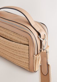 Next Taška na fotoaparát - tan brown